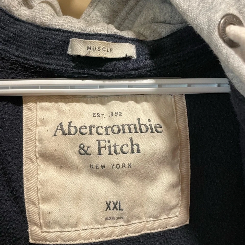 Used men’s Abercrombie & Fitch snap button hooded sweatshirt. - Picture 3 of 3